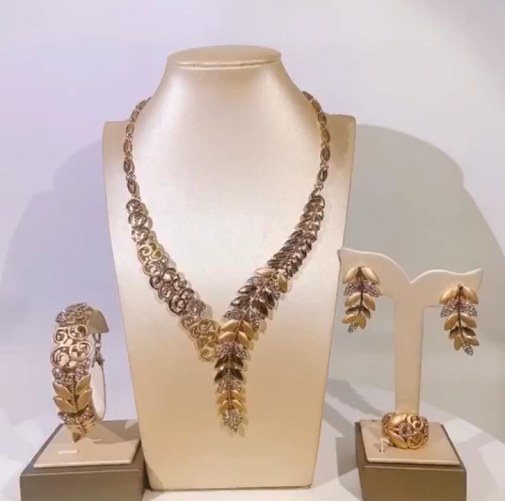 Leafy Studs Brazilian Jewelry Set